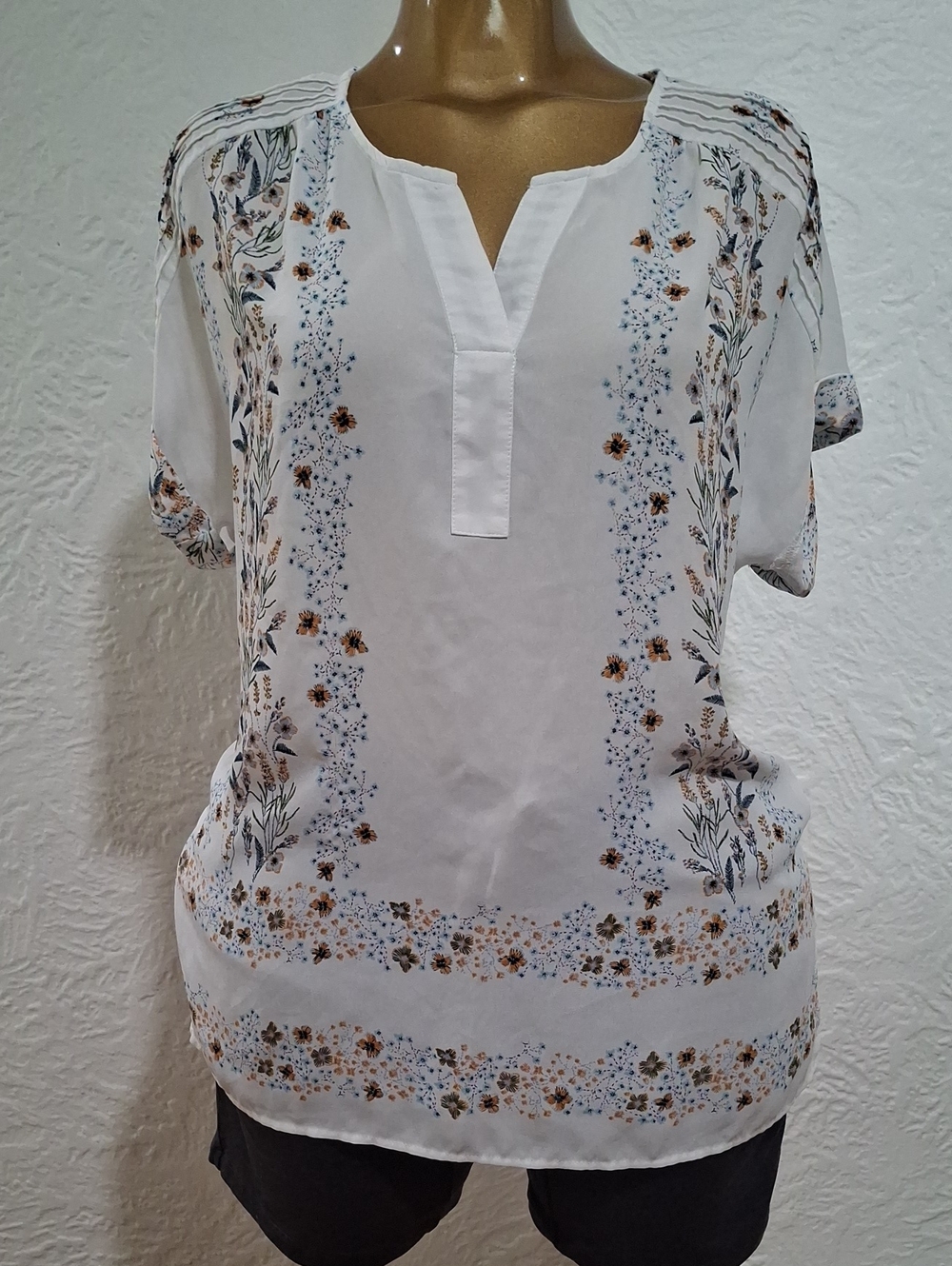 White Floral Split-V Women's Blouse with Blue & Tan Accents Size M
